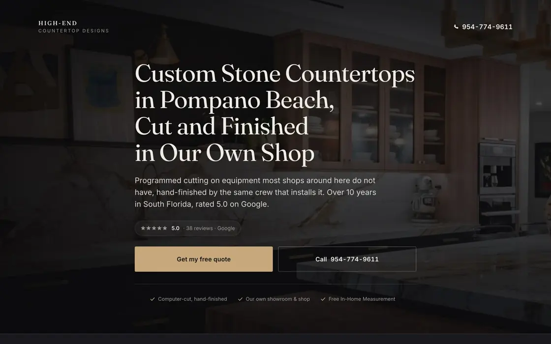 Página da High-End Countertop Designs, em inglês, com foto de cozinha